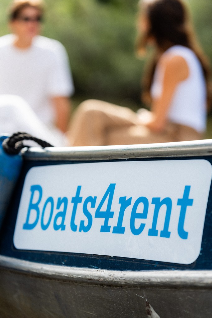 Boats4rent logo op een elektrische sloep - bootverhuur Amsterdam