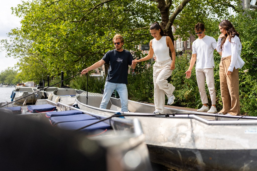Boats4rent steiger aan de Nassaukade - instappen voor een boottocht over de Amsterdamse grachten