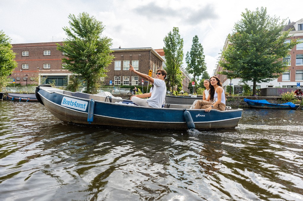 Sloep zelf varen door de Amsterdamse grachtengordel met Boats4rent