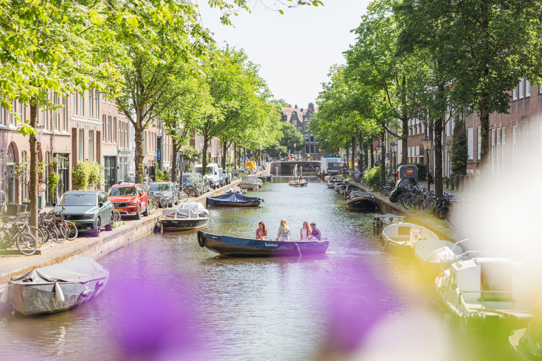 Boats4rent elektrische sloep in karakteristieke Amsterdamse gracht met brug