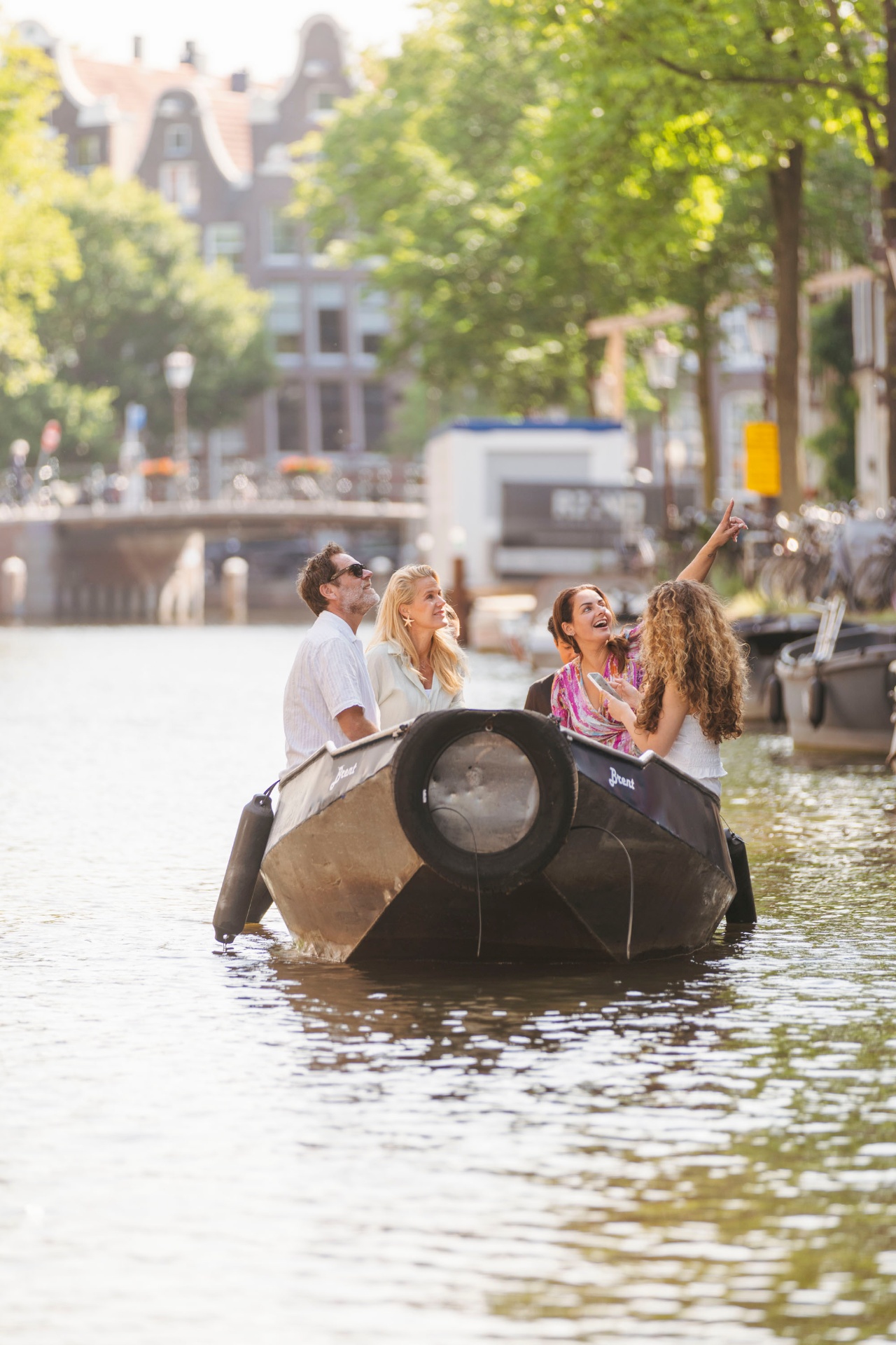 Elektrische sloep Amsterdam - groep ontdekt bezienswaardigheden