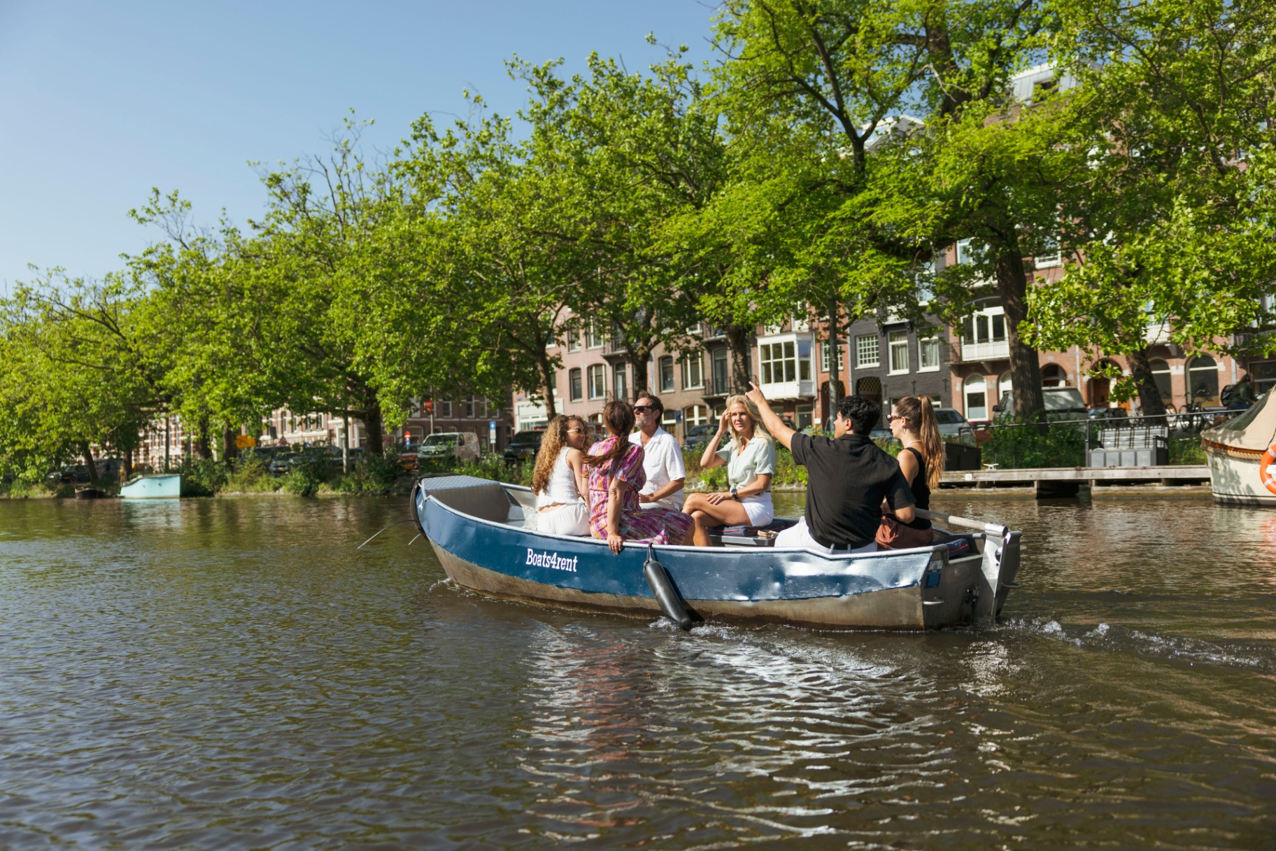 Elektrische sloep huren Amsterdam - groep geniet van grachtenrondvaart