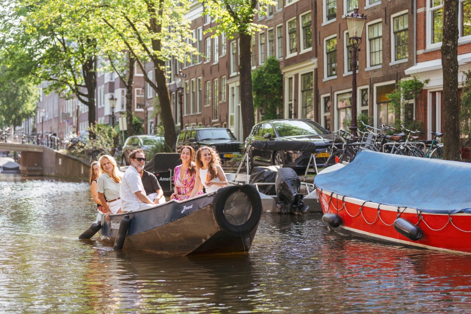 Familie vaart in elektrische sloep door Amsterdamse grachten - Boats4rent