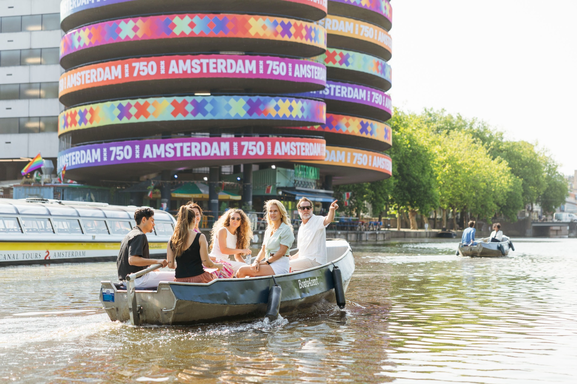 Sloep varen Amsterdam bij moderne architectuur - Boats4rent