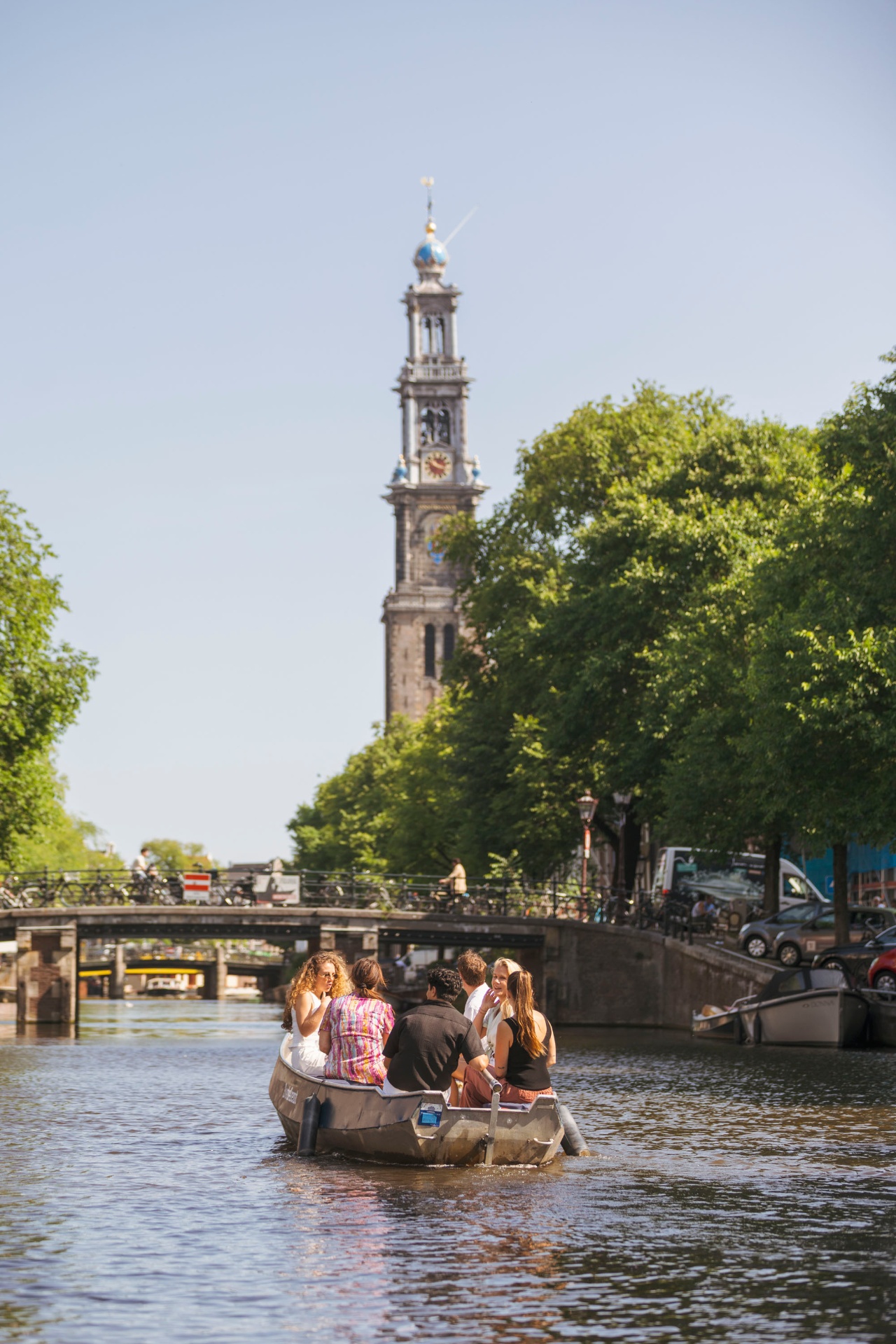 Sloep huren Amsterdam met Westertoren op achtergrond - Boats4rent