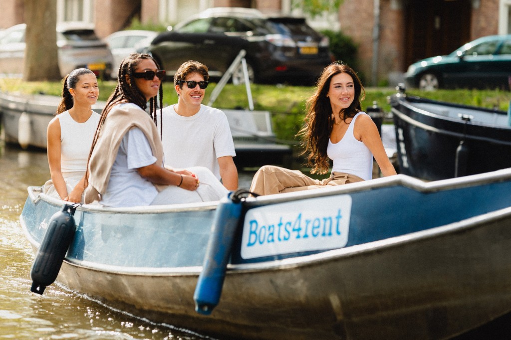 Vrienden varen in een Boats4rent-sloep door de Amsterdamse grachten