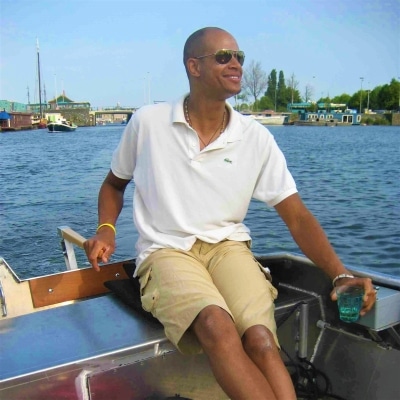 Zelf bootje varen over Amsterdamse grachten Zelf bootje varen over Amsterdamse grachten