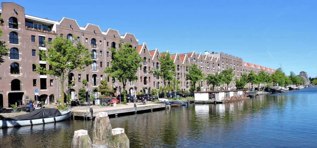 Entrepotdok mooiste gracht in oosten van Amsterdam Het Entrepotdok is zeker één van de mooiste grachten in het oosten van Amsterdam