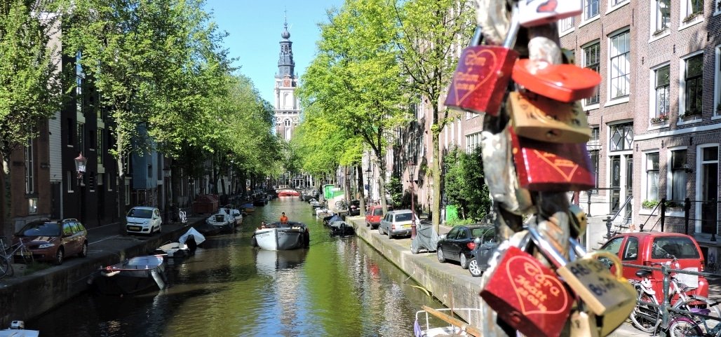 Groenburgwal mooiste gracht op de Wallen in Amsterdam De Groenburgwal is de mooiste gracht op de Wallen in Amsterdam