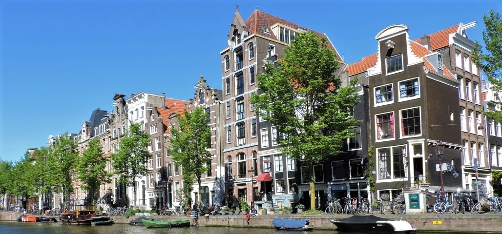 Herengracht Amsterdam Pakhuizen aan de Gracht De Herengracht in Amsterdam met prachtige grachtenpanden aan het water