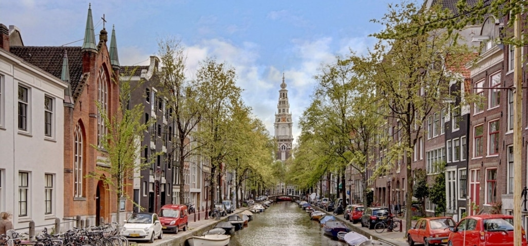 Mooiste gracht Amsterdamse Wallen Groenburgwal De mooiste gracht van de Amsterdamse Wallen is de Groenburgwal