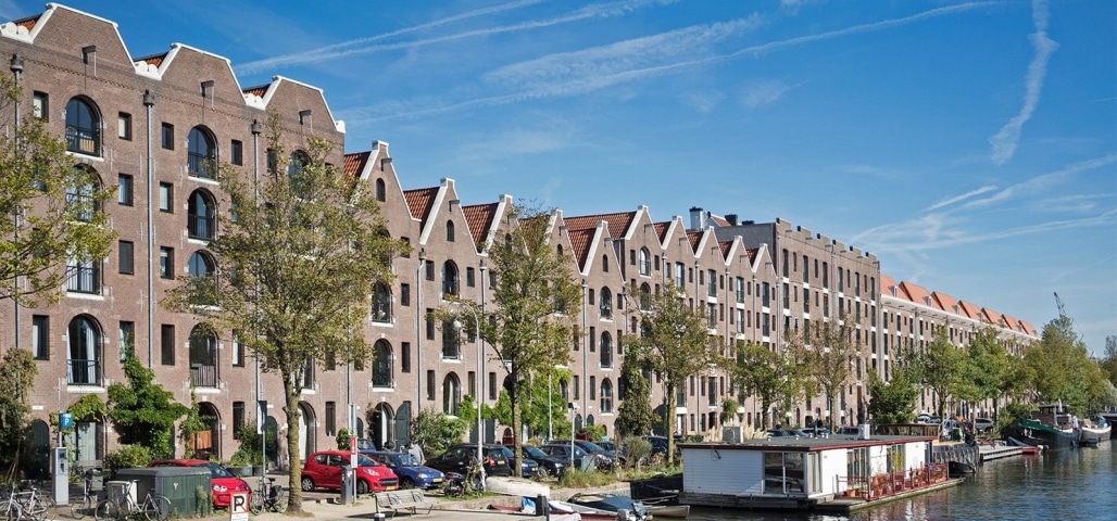 Mooiste grachten van Amsterdam Entrepotdok Een van de mooiste grachten van Amsterdam is het Entrepotdok
