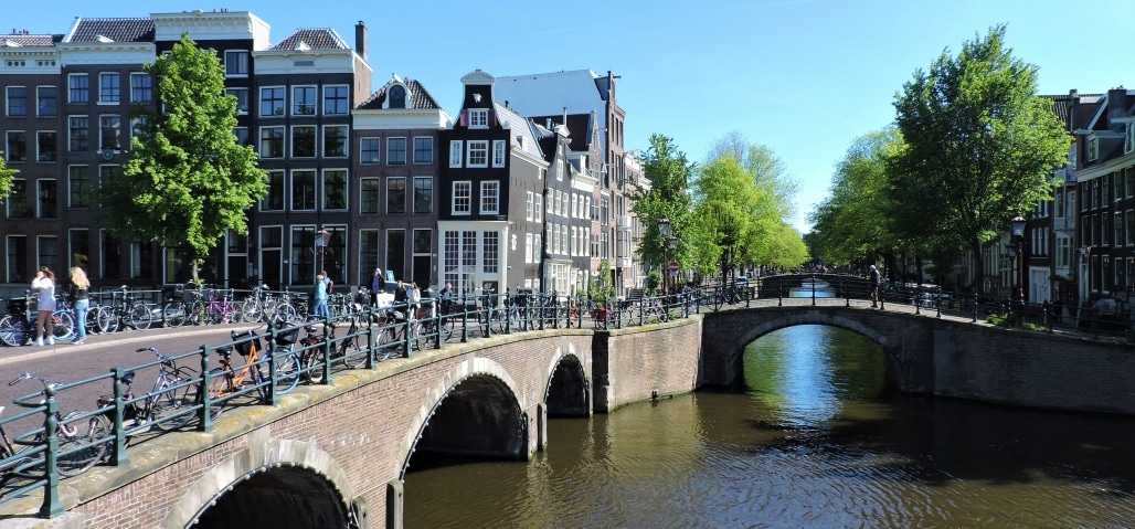 Reguliersgracht Zeven Bruggen op een Rij in Amsterdam De Reguliersgracht met zijn zeven bruggen op een rij in Amsterdam