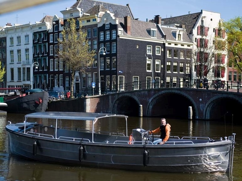 Sloep huren Amsterdam grote groep met kapitein Sloep huren in Amsterdam met een grote groep met kapitein