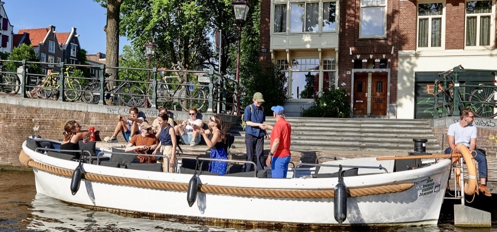Waar kan ik een sloep huren in Amsterdam Wo kann ich in Amsterdam ein Boot mieten?