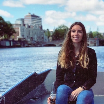 Man die een sloep bestuurt.